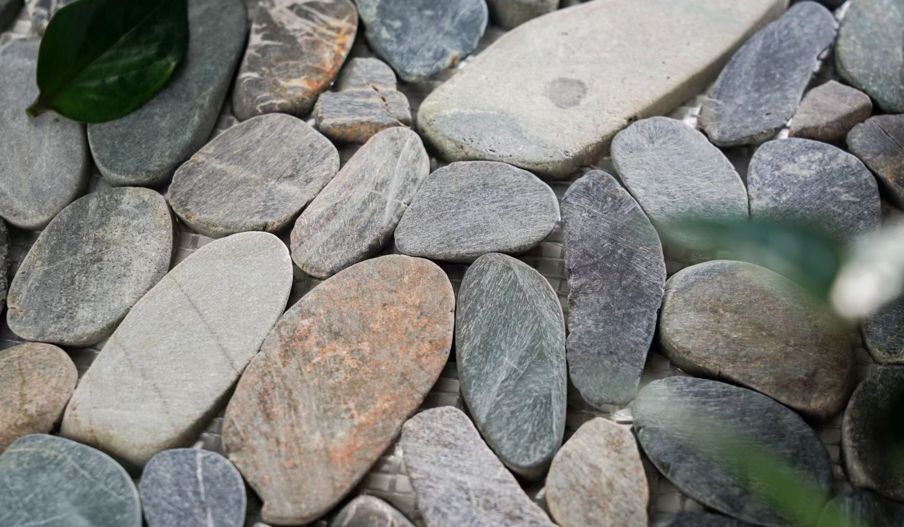 Mosaico de pedras de cores mistas irregulares para cozinha